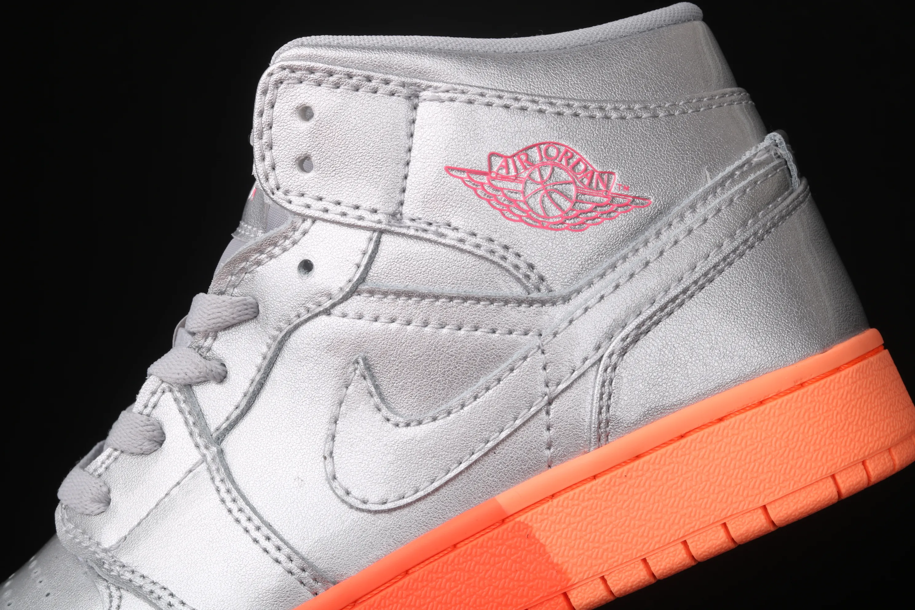 All categories Air Jordan Jordan series basketball shoes Air Jordan 1 Mid Air Jordan 1 Mid SE AJ1 Joe 1 silver powder patent leather mid-top basketball shoes 555112-006